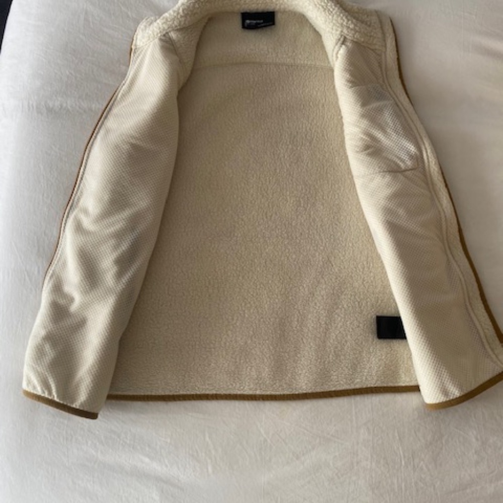 Marmot Women's Wiley Sherpa Fleece Vest. XL. White/Tan. Very good condition. - Picture 5 of 9